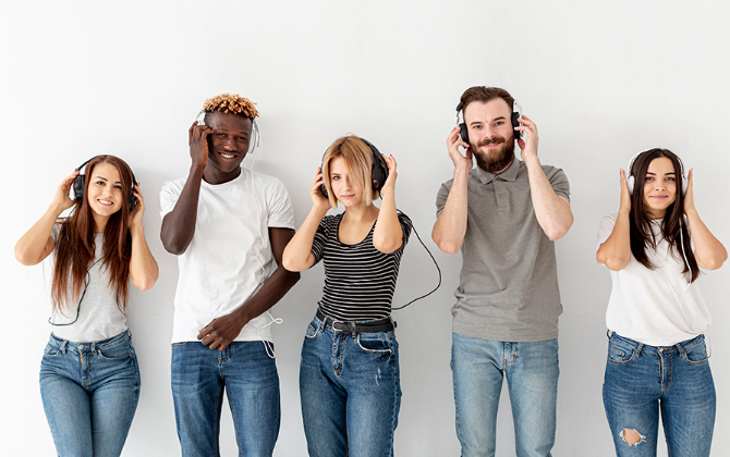 Ensemble de personnes qui écoutent la musique